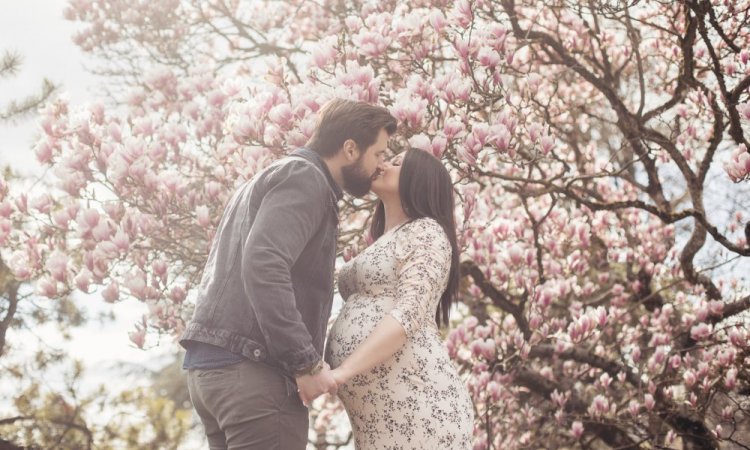 Photographe professionnelle shooting grossesse fleuri à Besançon