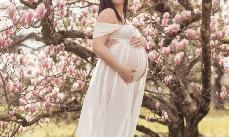 Photographe professionnelle shooting grossesse fleuri à Besançon