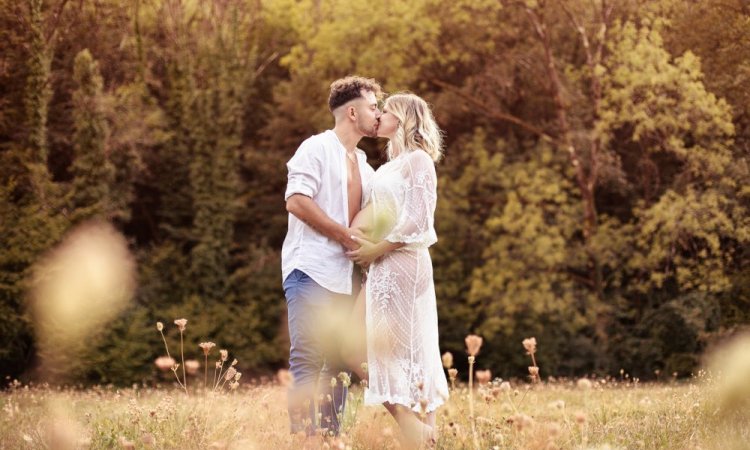 Photographe professionnelle shooting grossesse en pleine nature à Arbois