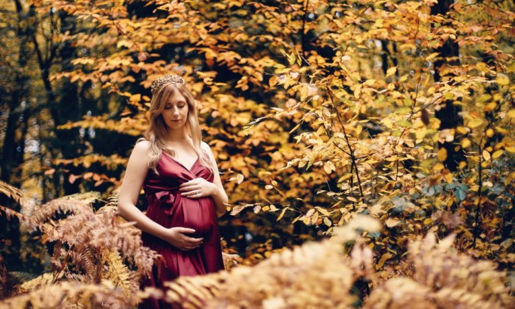 Photographe professionnelle shooting grossesse en automne à Besançon