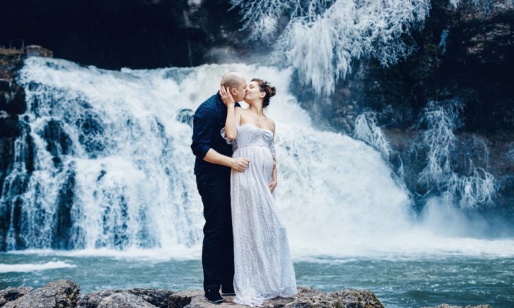 Photographe professionnelle shooting grossesse en hiver à la Source du Lison près de Besançon