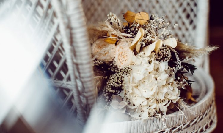 Photographe professionnelle photos de mariage hivernal à l'Espace Beltane à Amondans