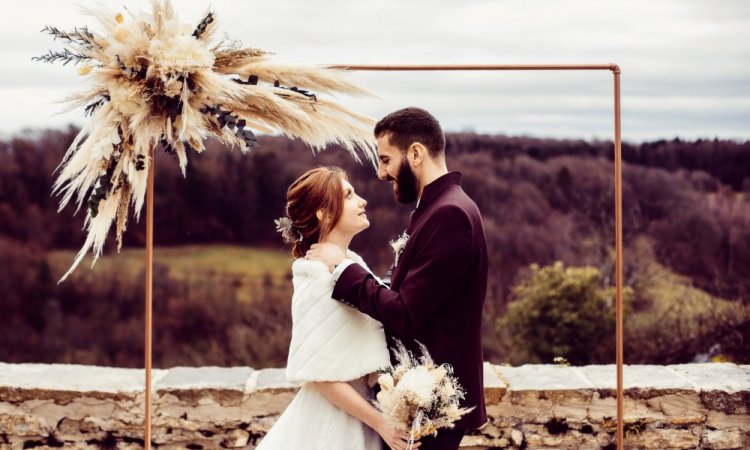 Photographe professionnelle photos de mariage hivernal à l'Espace Beltane à Amondans