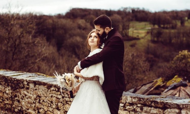 Photographe professionnelle photos de mariage hivernal à l'Espace Beltane à Amondans