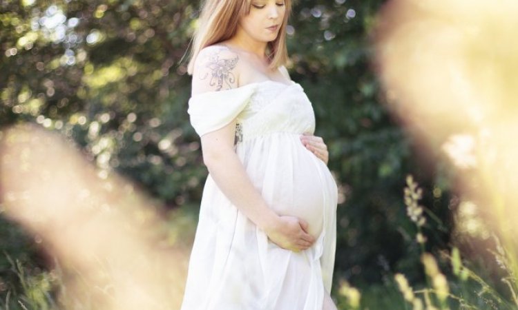 Photographe professionnelle séance grossesse en pleine nature à Besançon