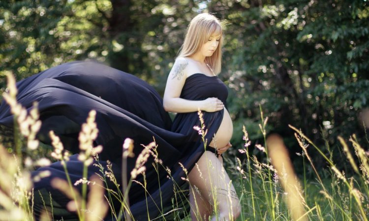 Photographe professionnelle séance grossesse en pleine nature à Besançon