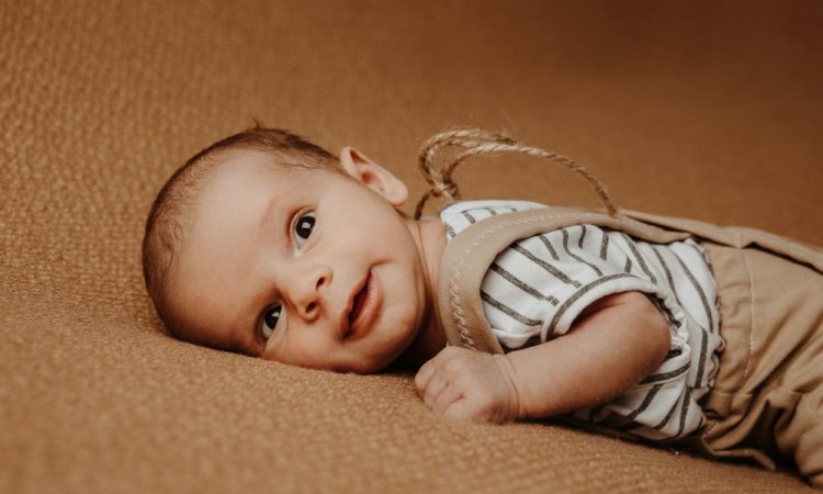 Photographe professionnelle séance photo naissance en studio à Besançon