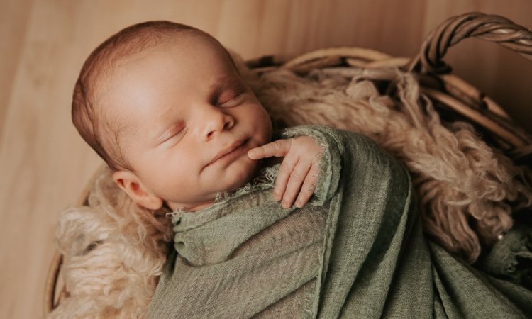 Photographe professionnelle séance photo nouveau né en famille à Besançon