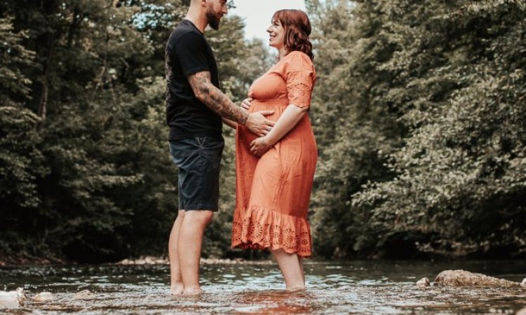 Photographe professionnelle séance photo grossesse en couple à Besançon