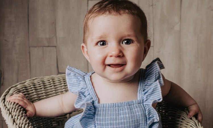 Photographe professionnelle séance photo bébé en studio à Besançon