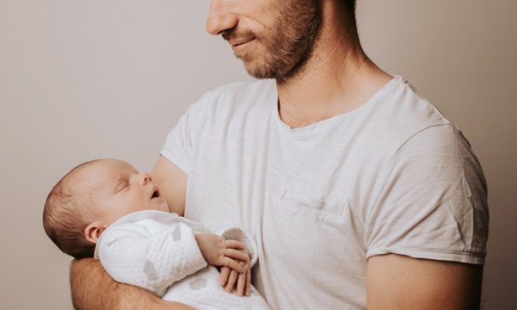 Photographe professionnelle séance photo nouveau né en famille à Besançon