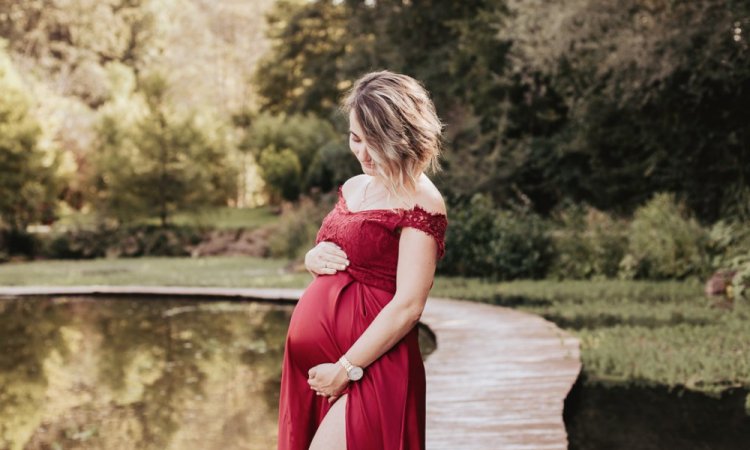 Photographe professionnelle séance photo grossesse en couple à Besançon 