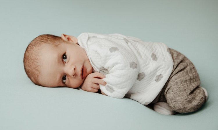 Photographe professionnelle séance photo naissance en studio à Besançon