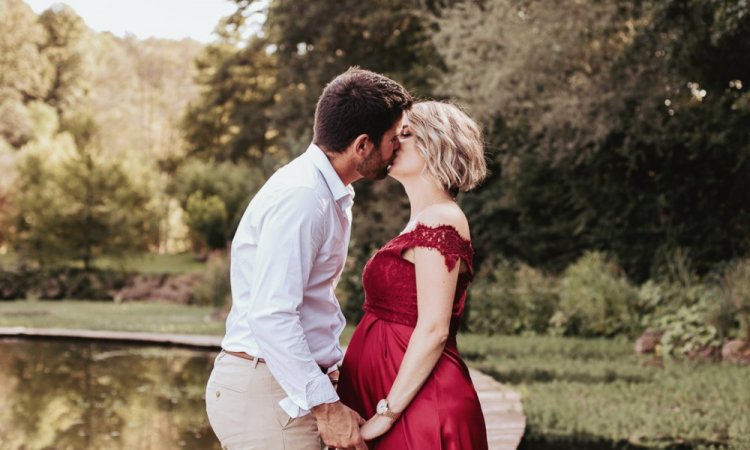 Photographe professionnelle séance photo grossesse en couple à Besançon 