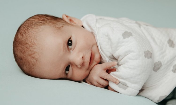 Photographe professionnelle séance photo naissance en studio à Besançon