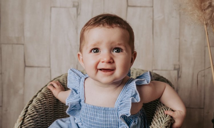 Photographe professionnelle séance photo bébé en studio à Besançon