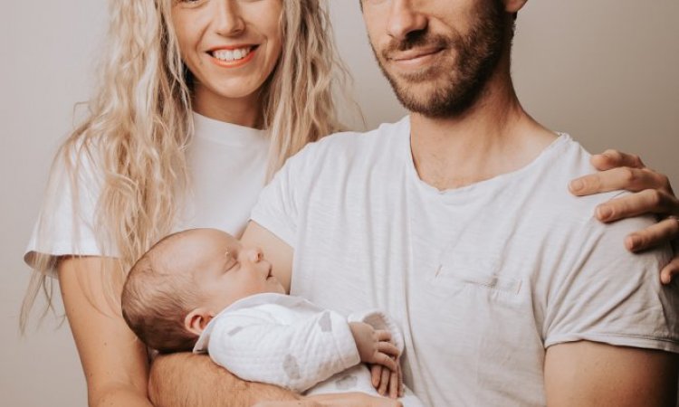 Photographe professionnelle séance photo nouveau né en famille à Besançon