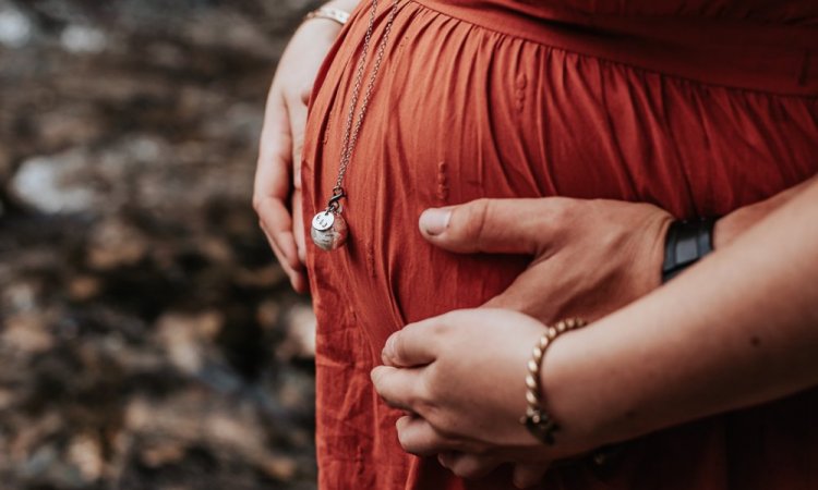 Photographe professionnelle séance photo grossesse en couple à Besançon 