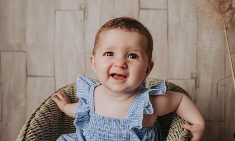 Photographe professionnelle séance photo bébé en studio à Besançon