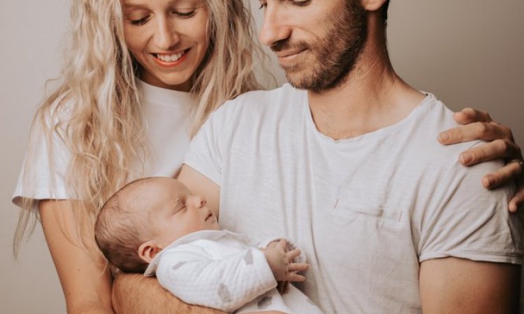 Photographe professionnelle séance photo nouveau né en famille à Besançon