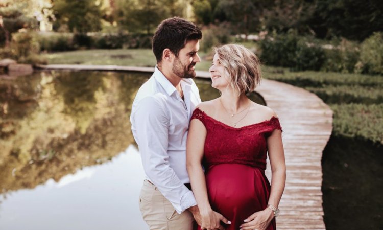 Photographe professionnelle séance photo grossesse en couple à Besançon 