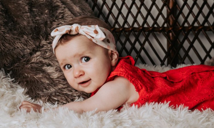 Photographe professionnelle séance photo bébé en studio à Besançon