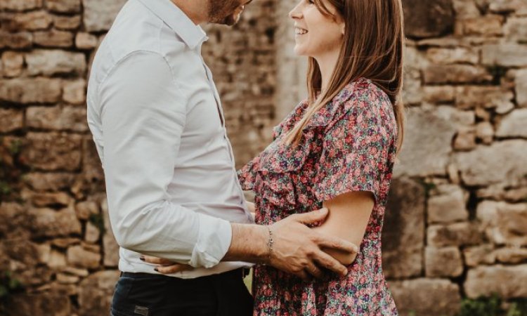 Séance photo d'engagement en couple avec une photographe professionnelle à Besançon  