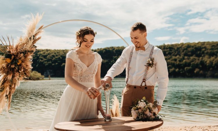 Photographe professionnelle mariage en elopement en pleine nature à Vouglans Jura