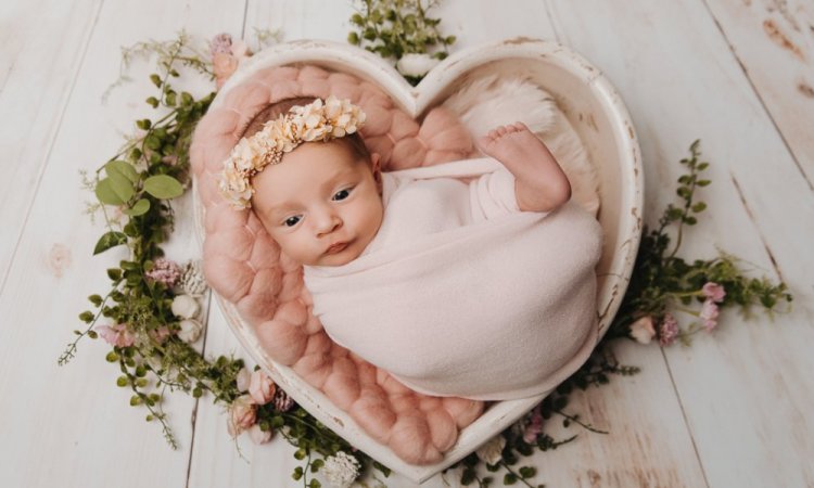 Photographe professionnelle shooting naissance en studio à Besançon