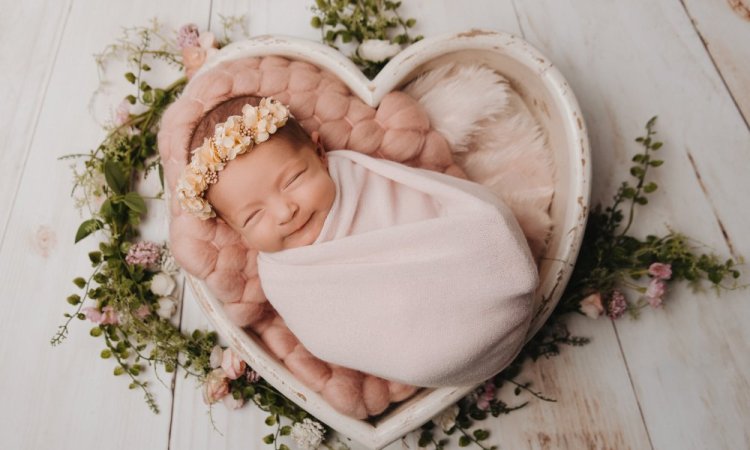 Photographe professionnelle pack shooting grossesse et naissance en studio à Besançon
