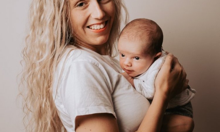 Photographe professionnelle séance photo nouveau né en famille à Besançon