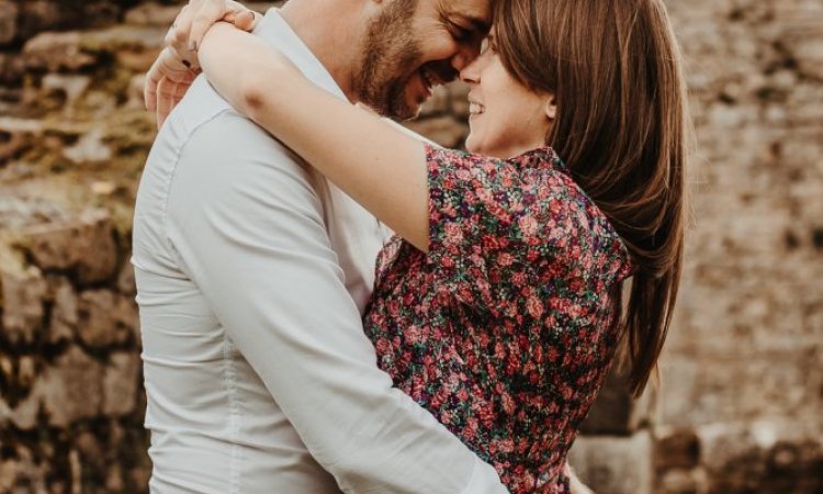 Séance photo d'engagement en couple avec une photographe professionnelle à Besançon  