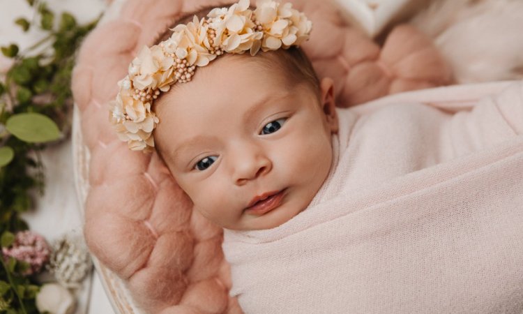 Photographe professionnelle shooting naissance en studio à Besançon