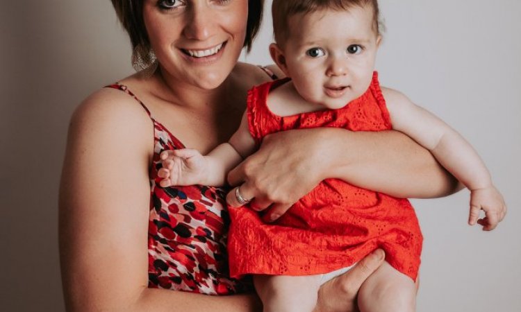 Photographe professionnelle séance photo bébé en studio à Besançon