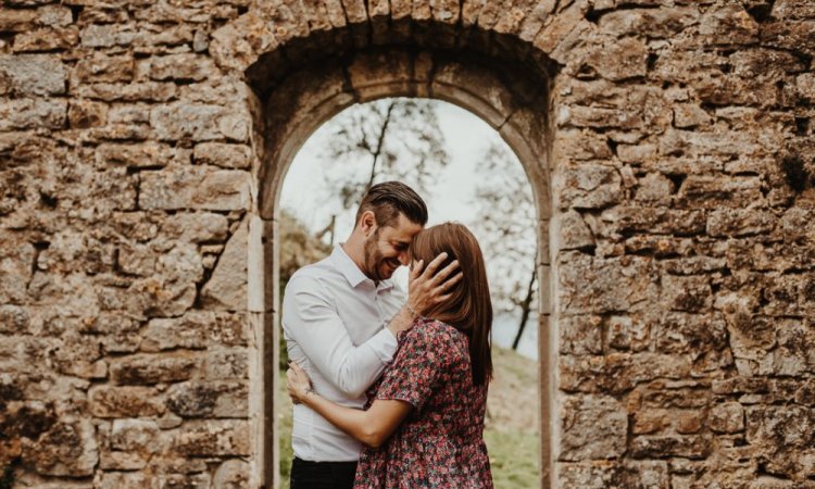 Séance photo d'engagement en couple avec une photographe professionnelle à Besançon  