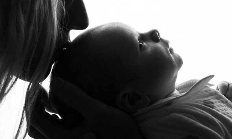 Photographe professionnelle séance photo nouveau né en famille à Besançon