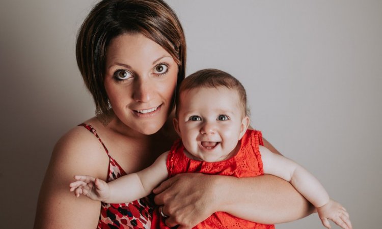 Photographe professionnelle séance photo bébé en studio à Besançon