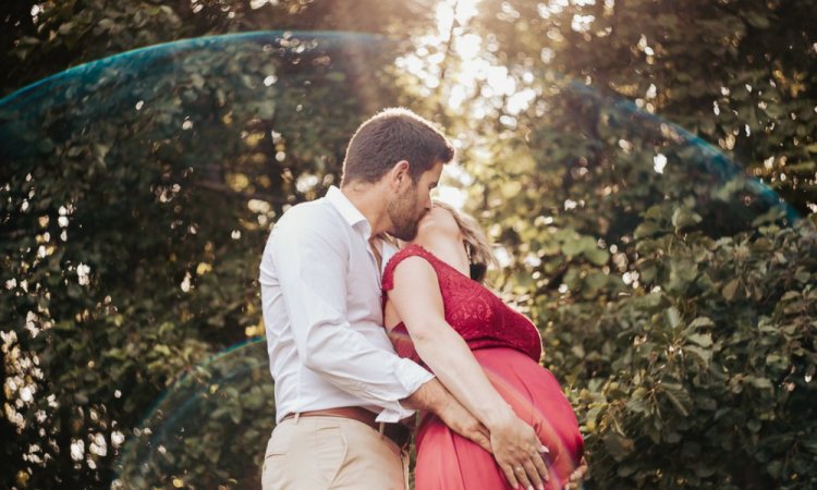 Photographe professionnelle séance photo grossesse en couple à Besançon 