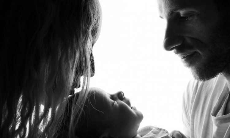 Photographe professionnelle séance photo nouveau né en famille à Besançon