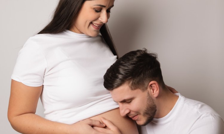 Séance photo grossesse en couple en studio à Besançon