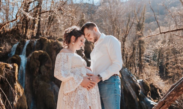 Photographe pour shooting grossesse à la Cascade des Tufs à Arbois