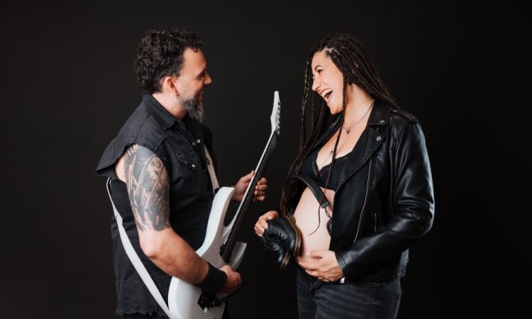 Photographe professionnelle shooting grossesse rock en studio à Besançon