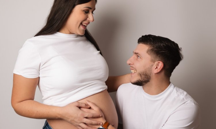 Séance photo grossesse en couple en studio à Besançon