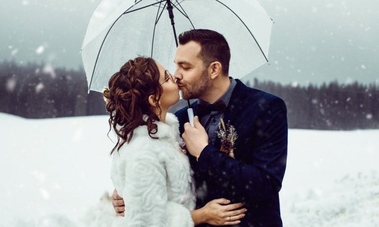 Photographe professionnelle mariage d'hiver dans le Jura