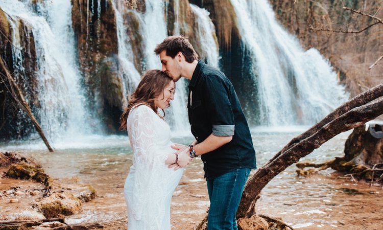 Photographe pour Shooting Grossesse en Extérieur – Cascade des Tufs à Arbois