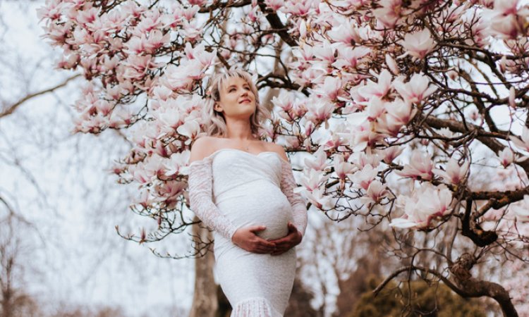 Photographe pour shooting grossesse fleuri à Besançon