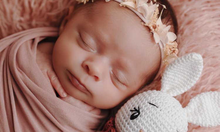 Photographe professionnelle shooting naissance avec décors et accessoires à Besançon