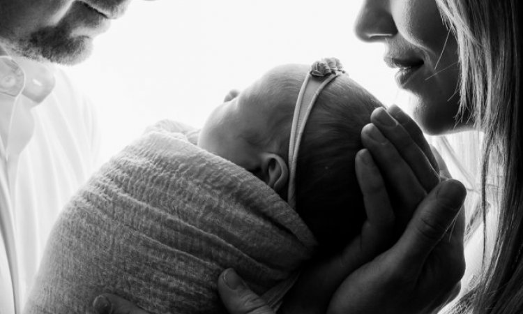 Photographe professionnelle séance photo naissance en famille à Besançon