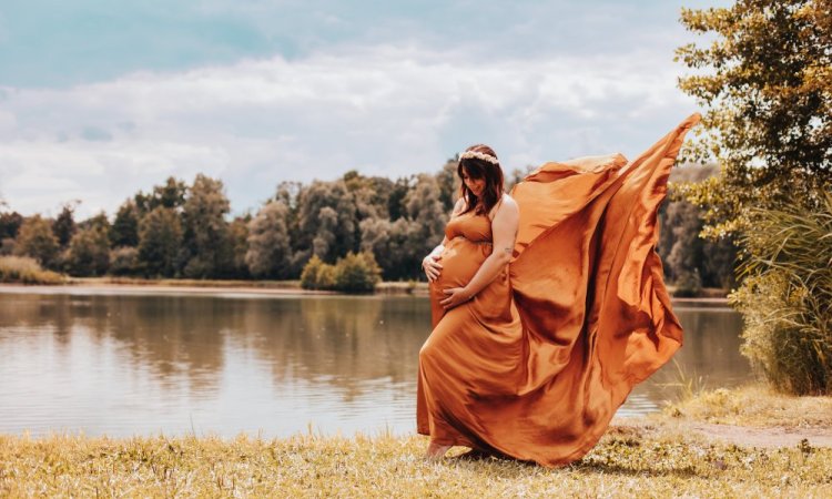 Photographe professionnelle shooting grossesse en pleine nature à Besançon