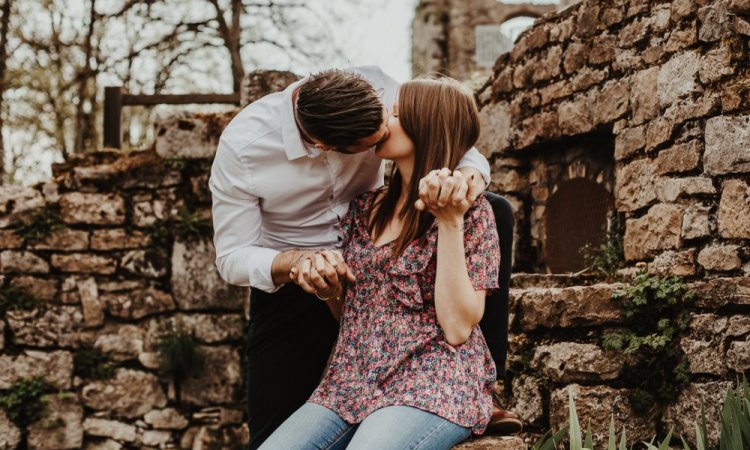 Séance photo d'engagement en couple avec une photographe professionnelle à Besançon  